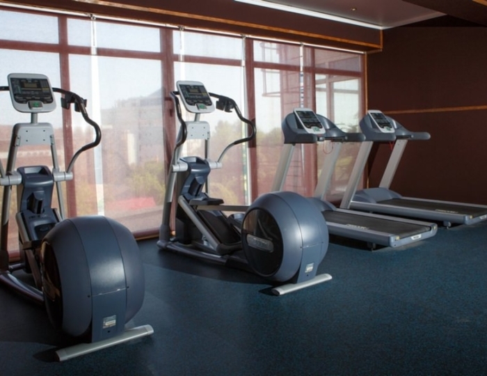 Тренажёрный зал и спортивная площадка - Отель «Прометей Клуб»